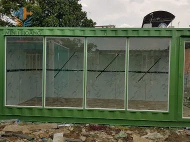 Container Cafe 20 feet màu xanh lá: Có sân thượng, kính cường lực sang trọng
