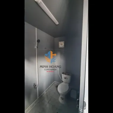 Nhà container 20 feet có toilet xanh dương vỏ container thường