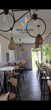 Container cafe 40 feet có sân thượng xanh lá viền đen