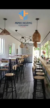 Container cafe 40 feet có sân thượng xanh lá viền đen