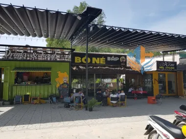 Container cafe ghép từ cont 40f + cont 20f xanh lá viền đen kèm 1 cont 20f vàng