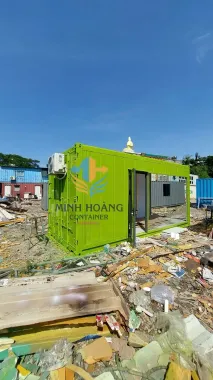 Container Nhà Ở 20 Feet Xanh Lá Ốp Gỗ Dạng Kính Có Mái Che