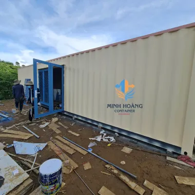 Container Văn Phòng 40 Feet Trắng – Cửa Đại Xanh Dương: Giải Pháp Không Gian Lưu Động Hoàn Hảo Cho Mọi Địa Hình
