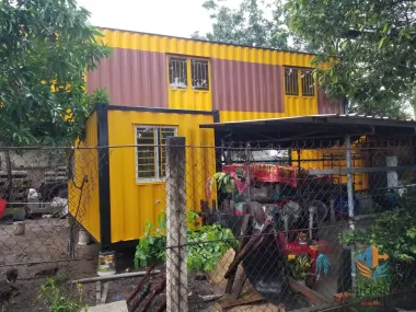 Mẫu nhà container ghép 2 tầng (1x40ft + 2x20ft) vàng viền đen hiện đại