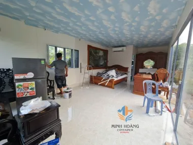 Container nhà ở ghép xám viền xanh dương khung cửa kính có toilet