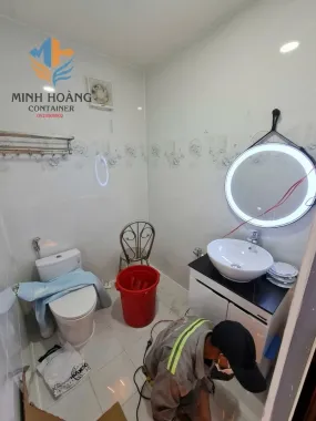 Container nhà ở ghép xám viền xanh dương khung cửa kính có toilet