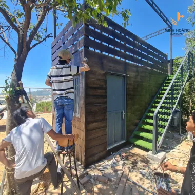 Container Cafe 20 Feet Giả Gỗ Có Sân Thượng: Giải Pháp Kinh Doanh Tối Ưu