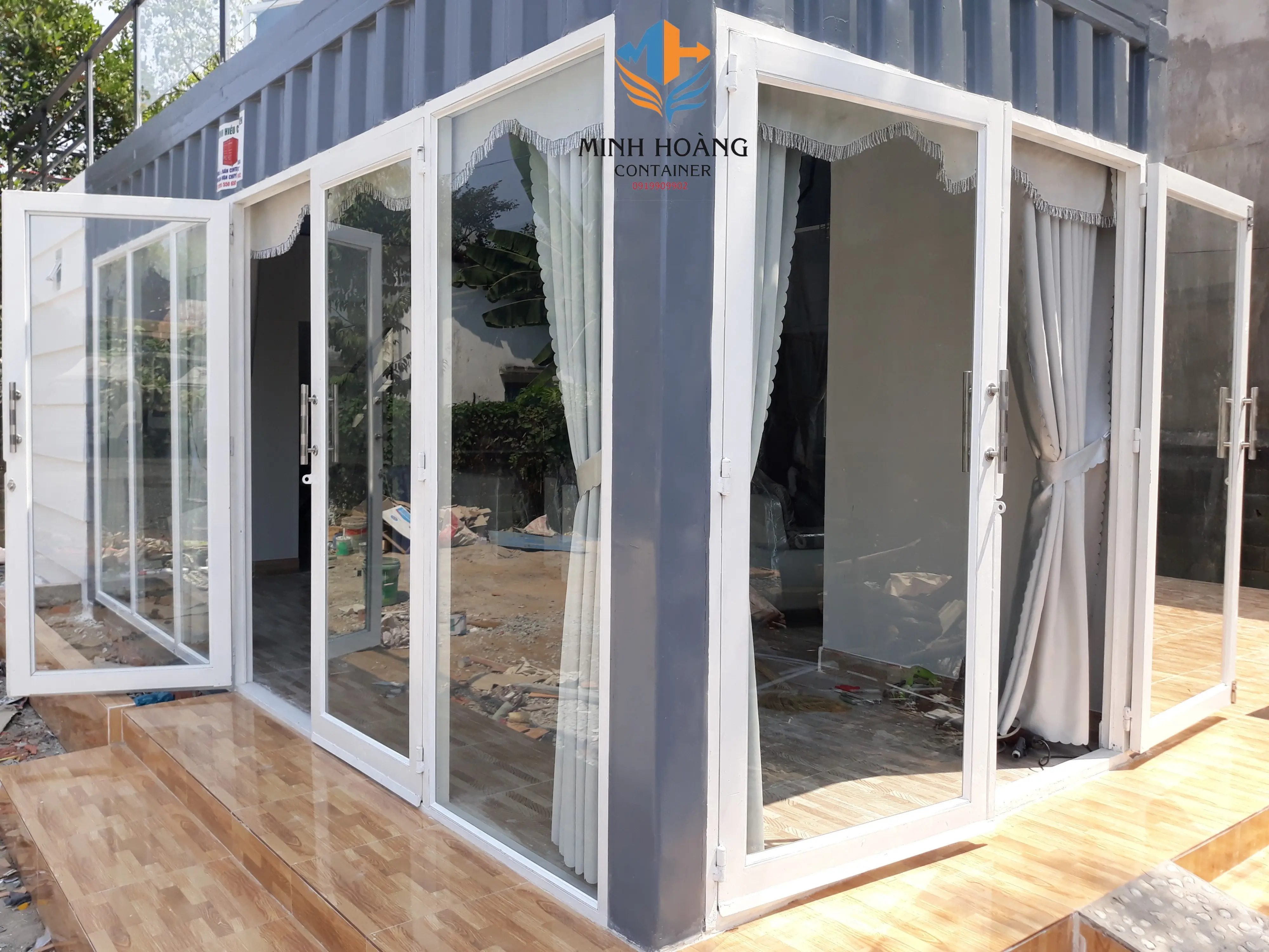 Container Nhà Ở 20 feet Khung Kính Xanh Trắng: Giải Pháp Không Gian Mở Tối Ưu