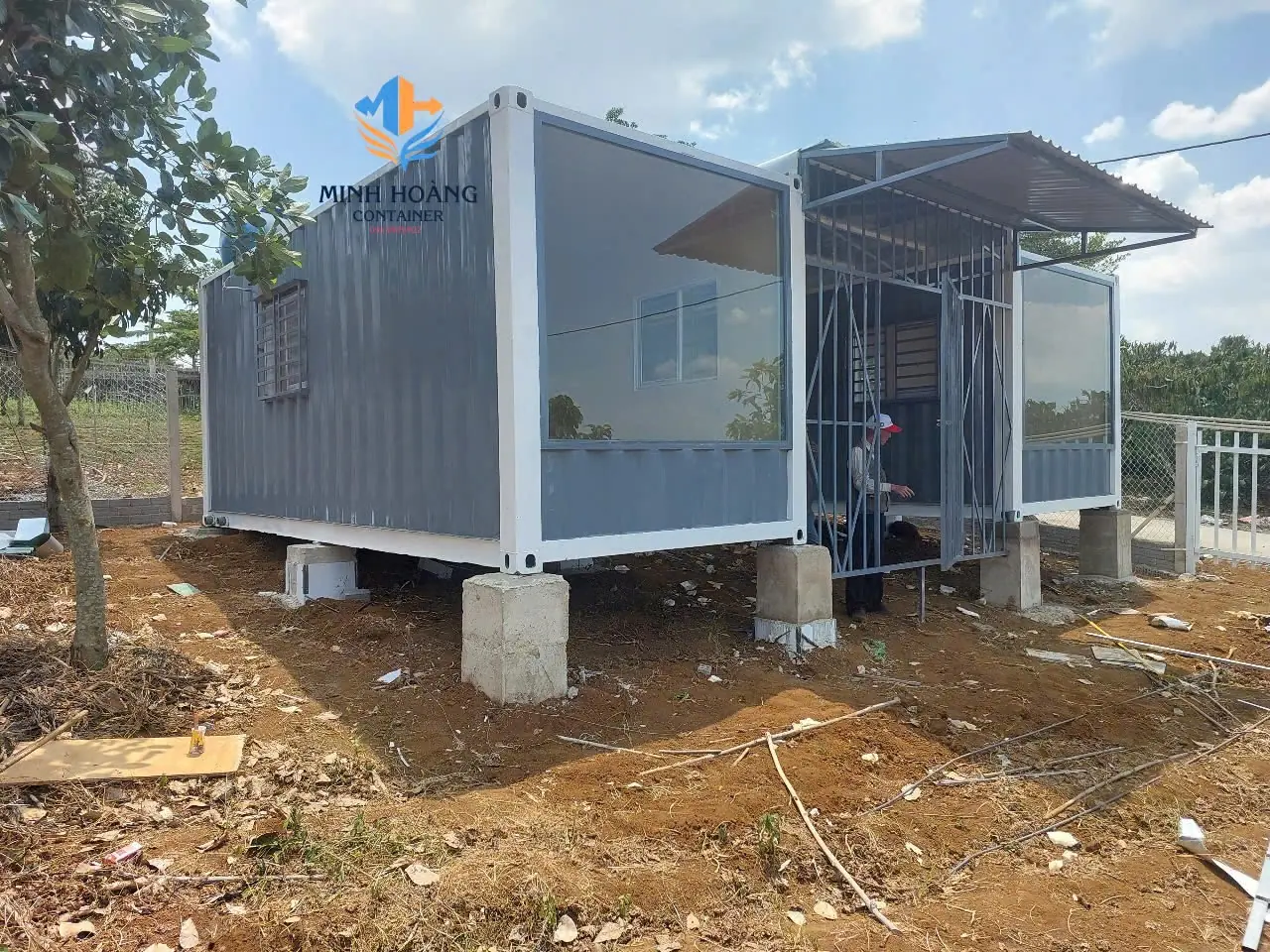 Hai văn phòng container 20 feet khung kính xám viền trắng