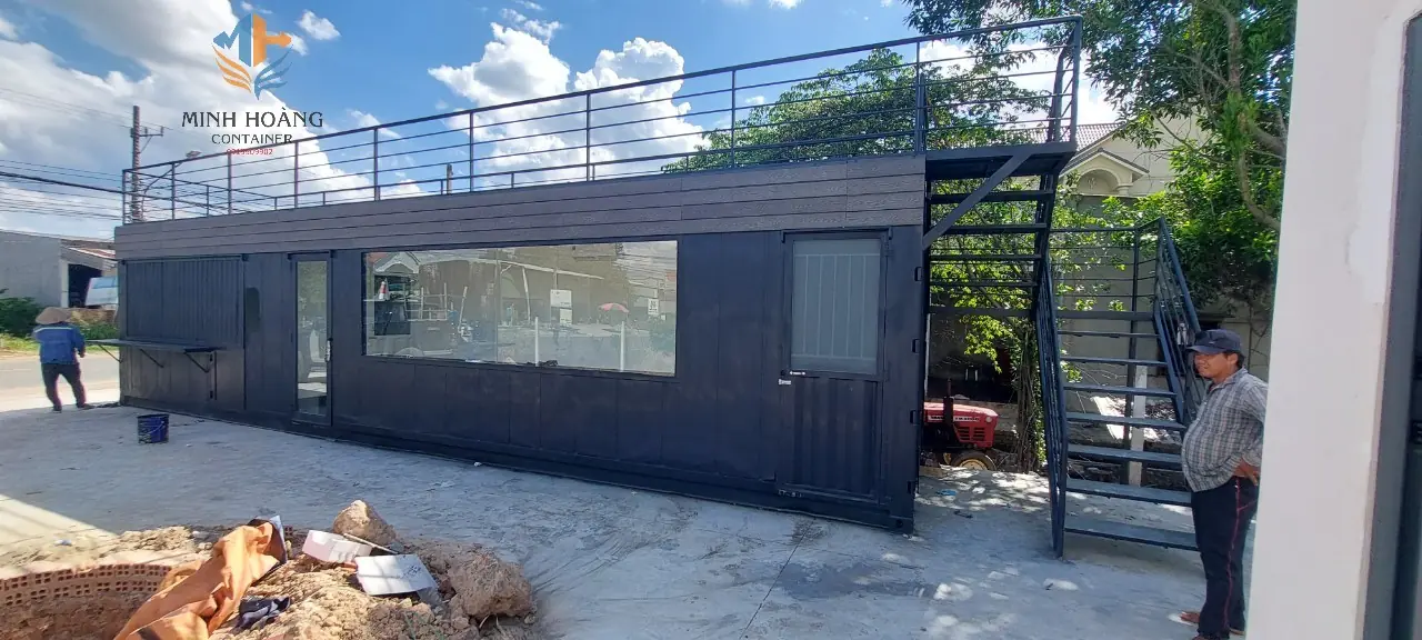 Container cafe 40 feet khung kính có toilet và sân thượng màu đen tại Bình Dương