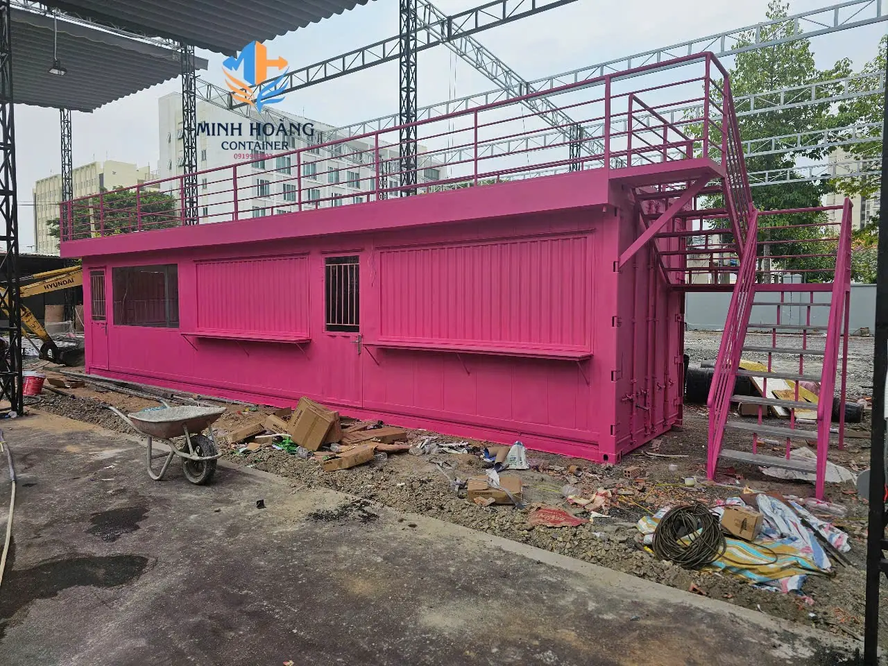 Container cafe 40 feet có sân thượng màu hồng pastel 