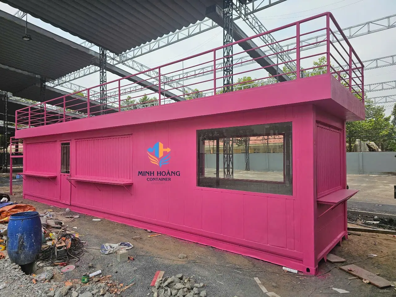 Container cafe 40 feet khung kính có toilet và sân thượng màu đen tại Bình Dương