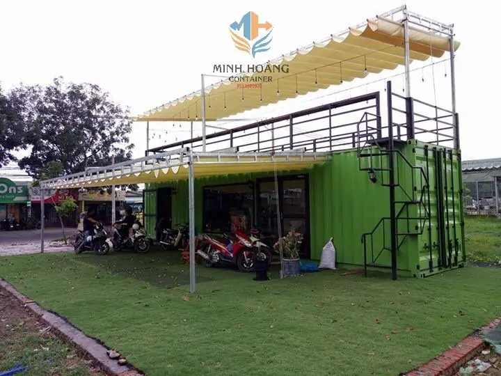 Container cafe 40 feet có sân thượng mái che xanh lá