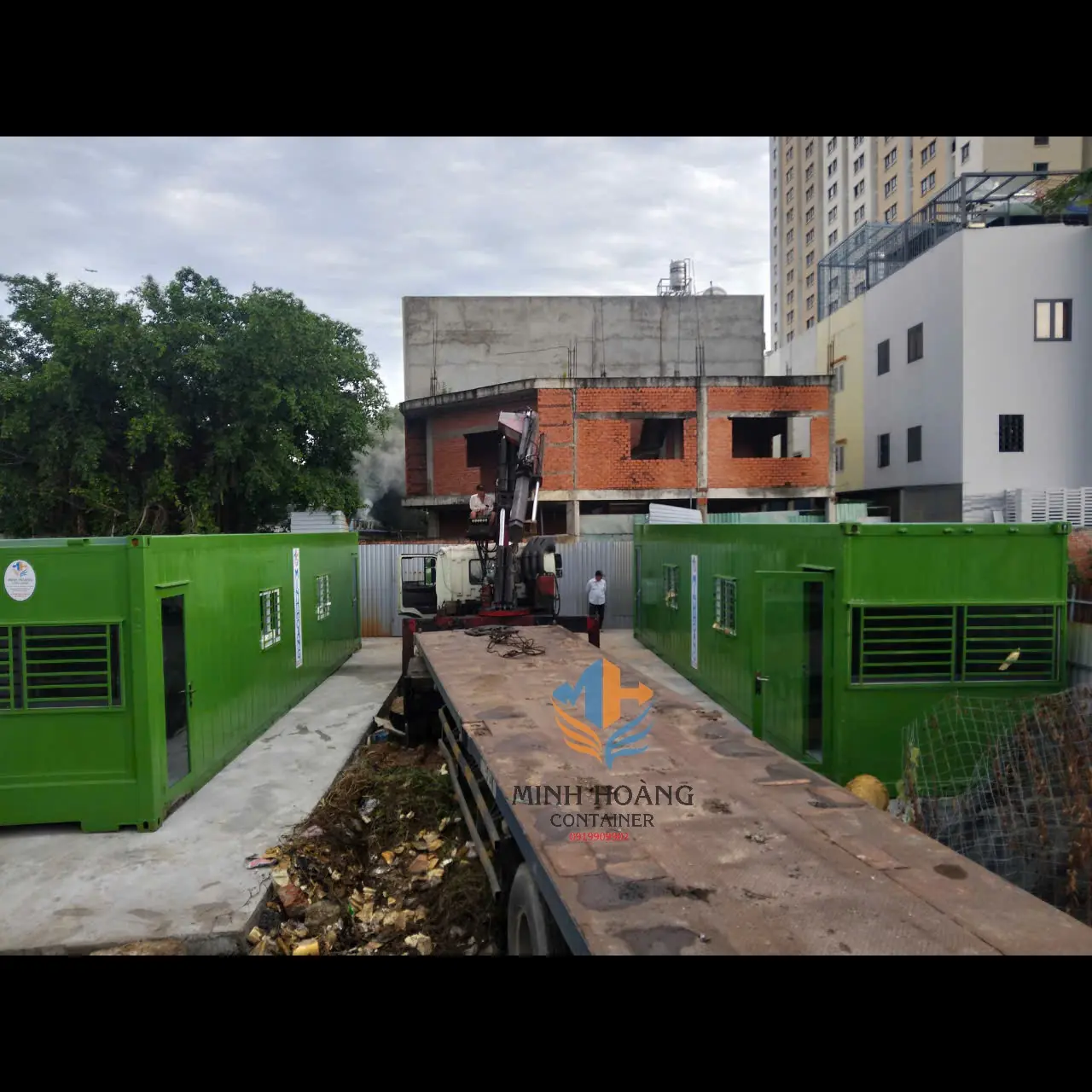 Bộ đôi container văn phòng 40 feet màu xanh lá kèm máy lạnh, điện, đèn đầy đủ tiện nghi option chia hai phòng đến với khách Sài Gòn