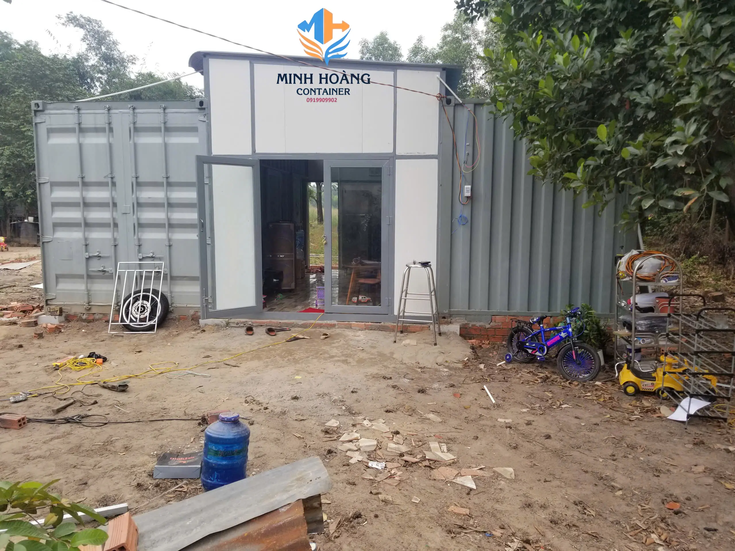 Mẫu Nhà Container Lắp Ghép Hệ Đôi Hai Màu Xám Trắng – Giải Pháp An Cư Hiện Đại & Tiết Kiệm