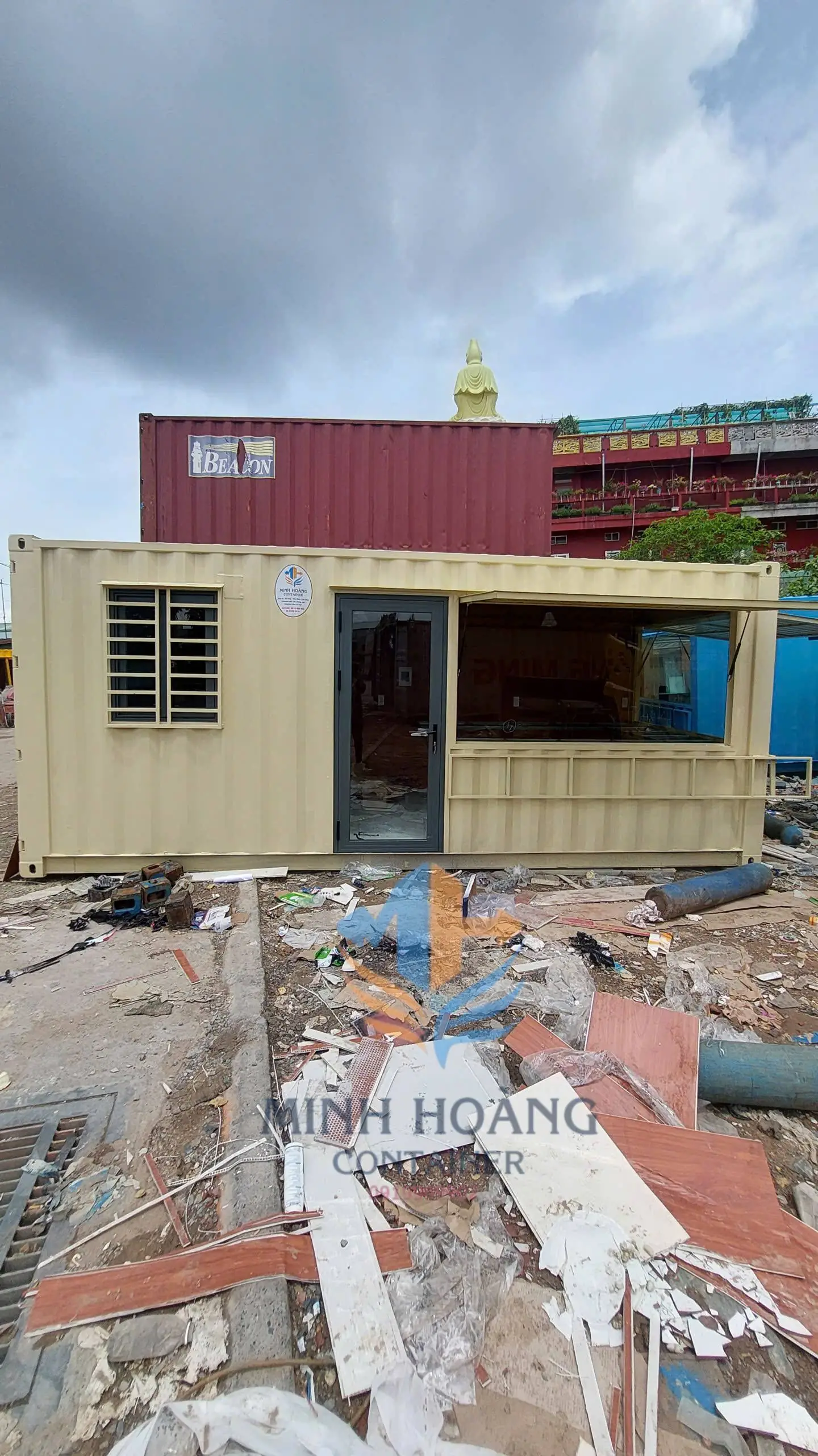 Container cafe 20 feet Vàng nhạt chia 2 phòng + ốp gỗ hiện đại