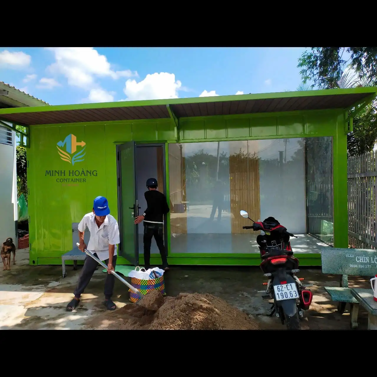 Container Nhà Ở 20 Feet Xanh Lá Ốp Gỗ Dạng Kính Có Mái Che