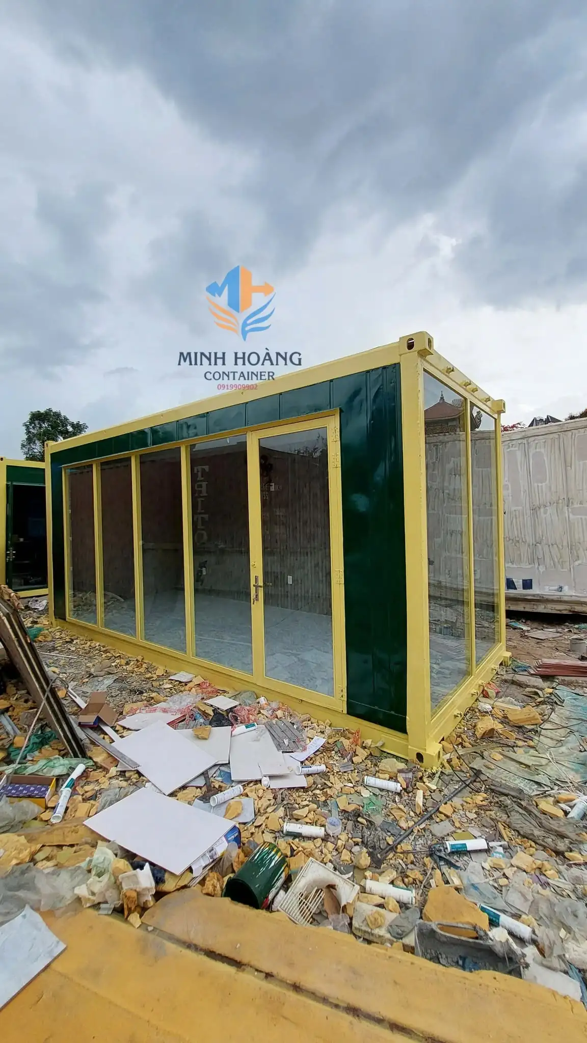 Container Nhà Ở 20 Feet Xanh Lá Viền Vàng Khung Kính Ốp Gỗ