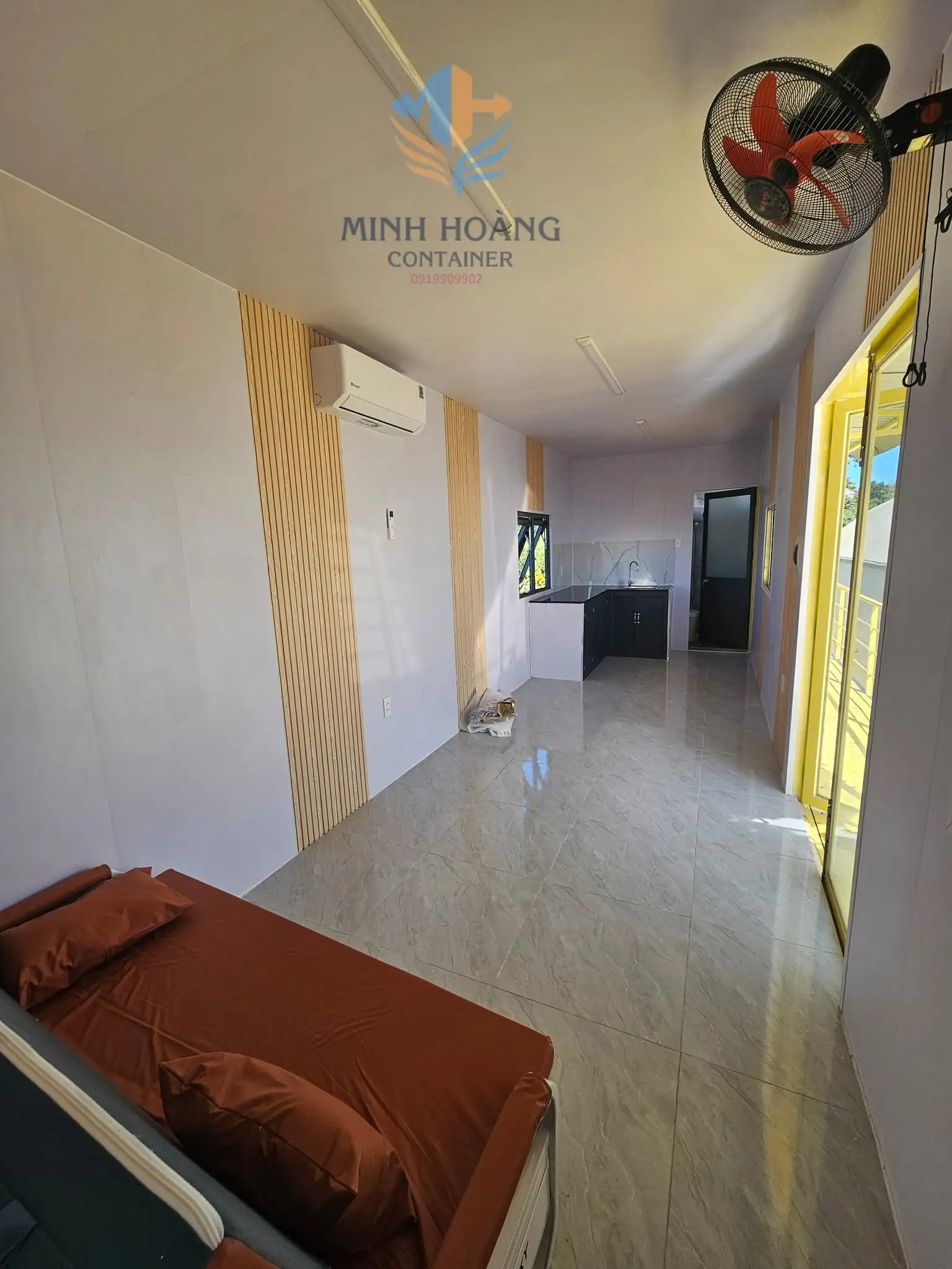 Container Nhà Ở 40 Feet Vàng Kem Ốp Gỗ Có Toilet Hiện Đại 