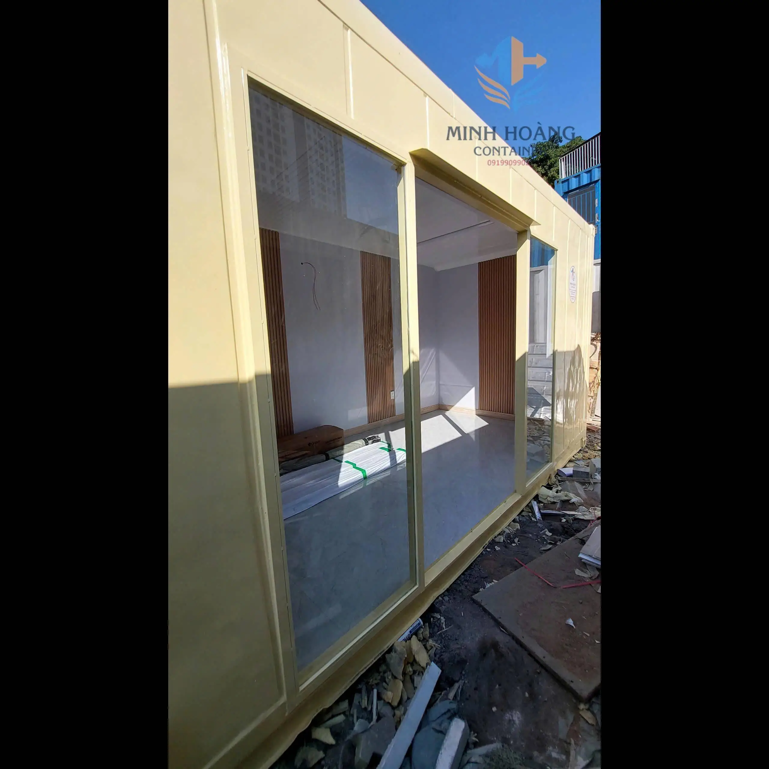Container Văn Phòng 20 Feet Khung Kính: Không Gian Mở Hiện Đại & Màu Vàng Năng Động