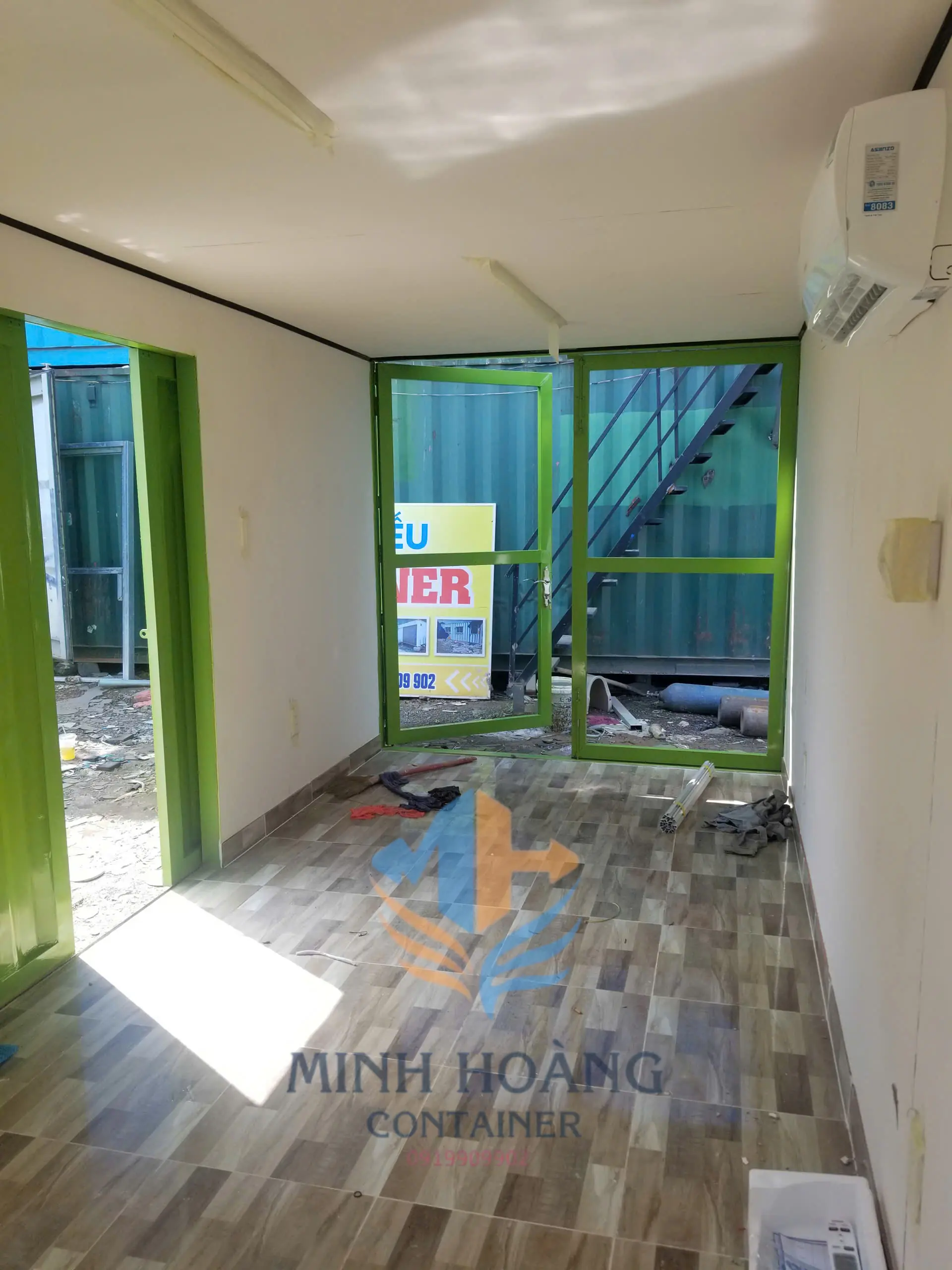 Container Văn Phòng 20 Feet Xanh Lá Khung Kính Cửa Lùa
