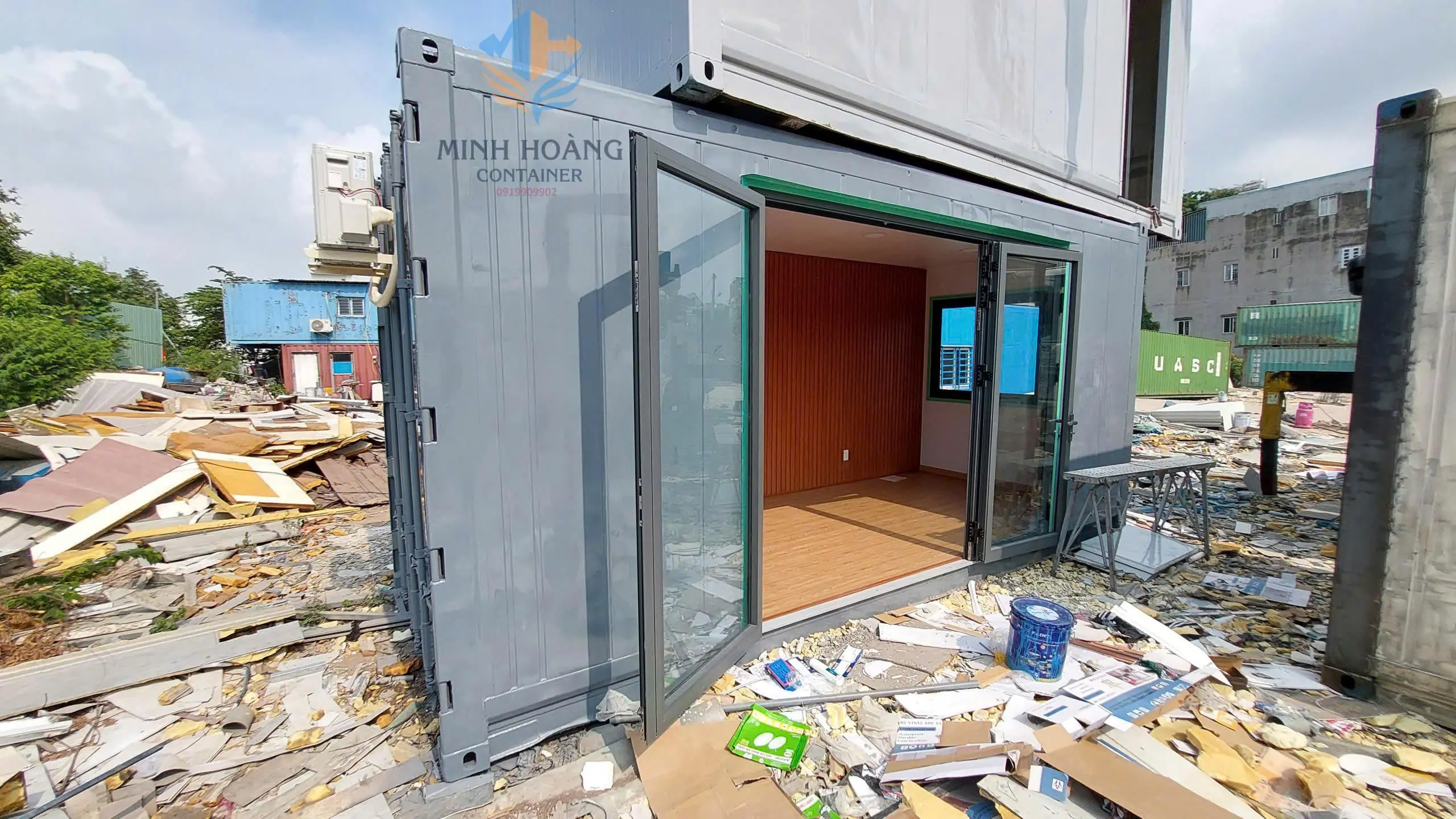 Container Văn Phòng 20 Feet Xám Hiện Đại – Nội Thất Ốp Gỗ Cao Cấp, Cách Nhiệt Tuyệt Đối