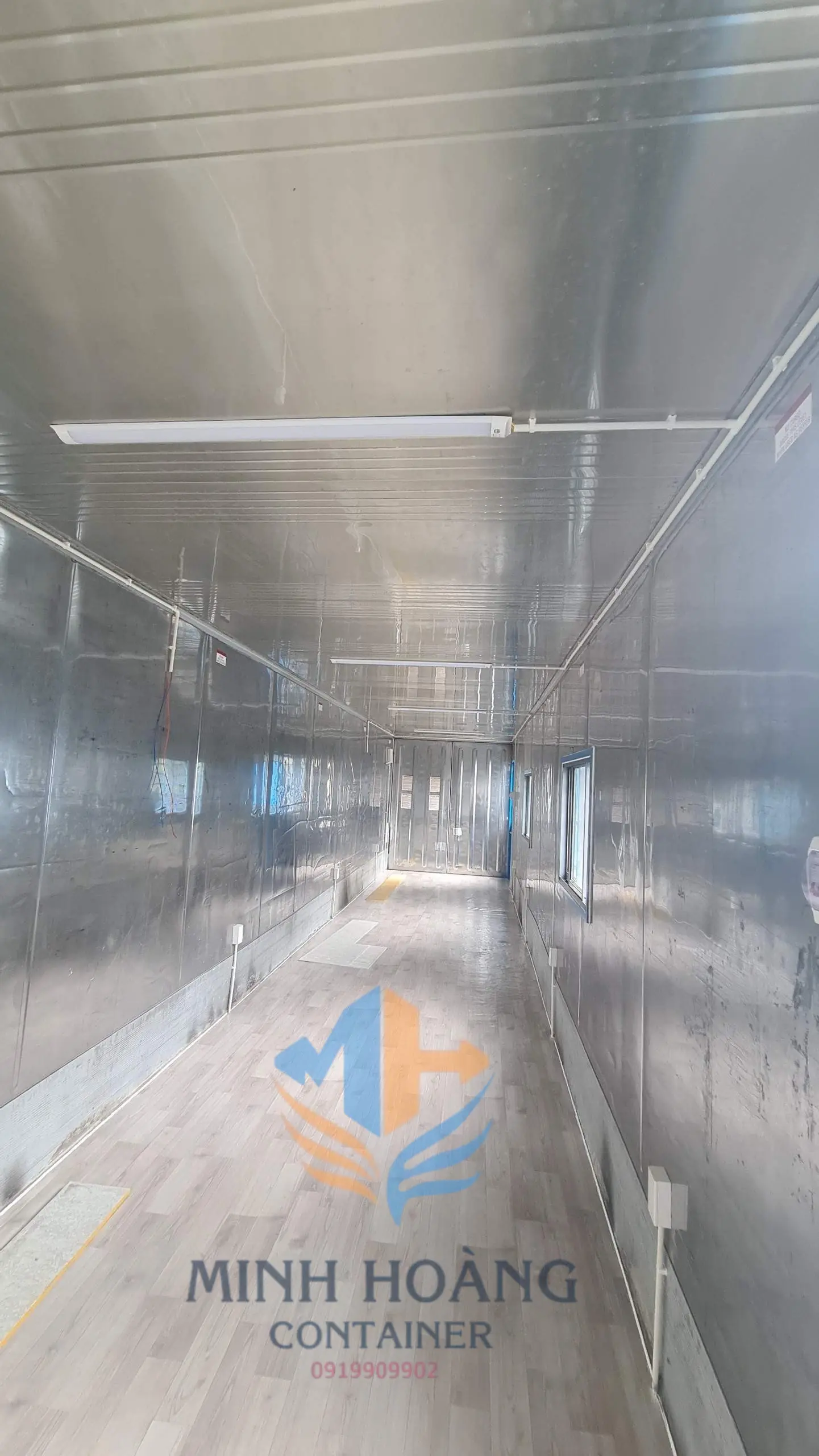 Container Văn Phòng 20 Feet Xanh Lá Khung Kính Cửa Lùa