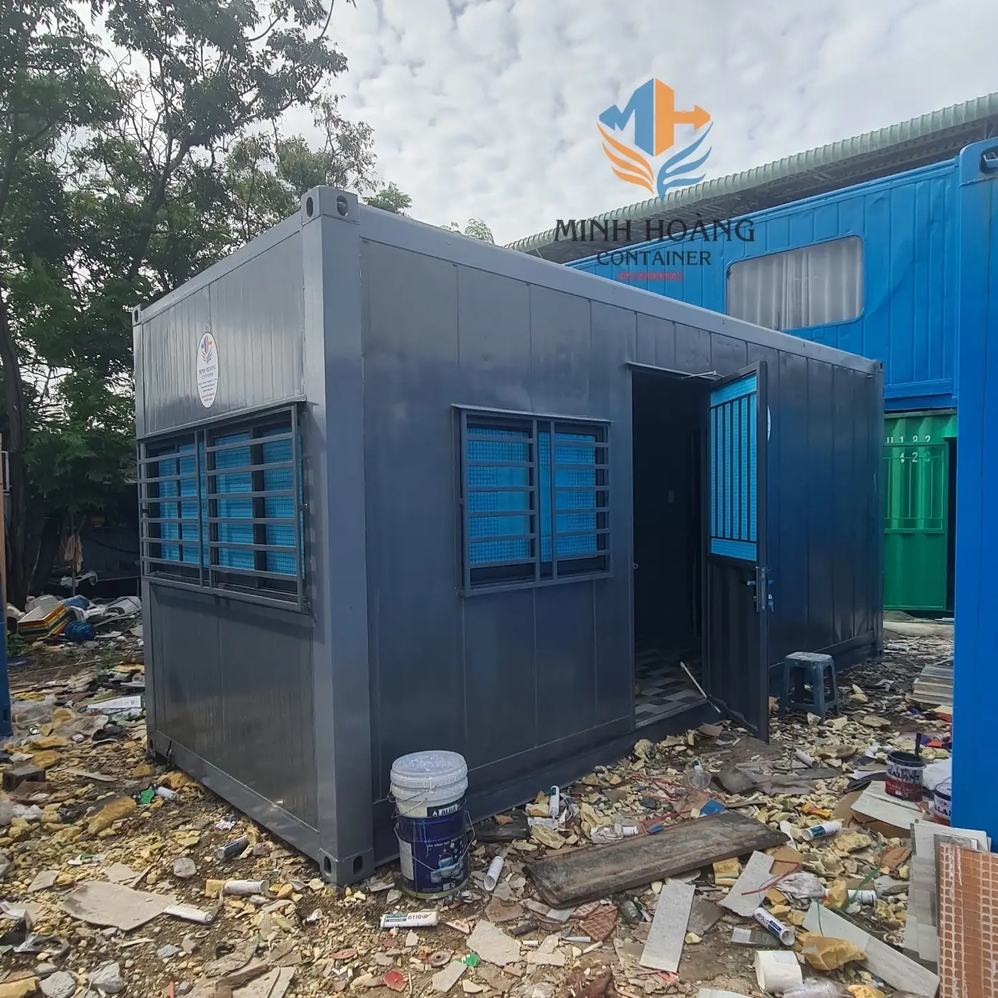 Container nhà ở 20 feet xám đậm làm từ container lạnh có wc và máy lạnh mẫu 2 
